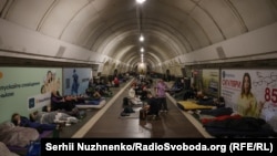 Кияни ховаються у метро під час російської атаки. Київ, 28 липня 2025 року