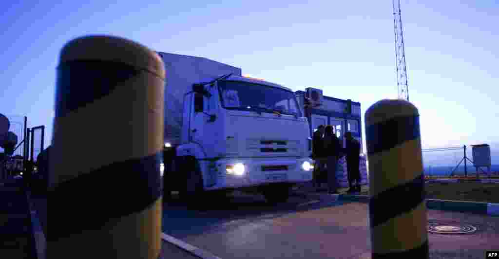 &laquo;Гуманітарний конвой&raquo; з Росії перетинає кордон з Україною на прикордонному пункті &laquo;Ізварино&raquo;, 13 вересня 2014 року