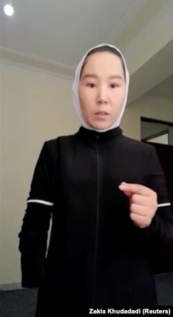 Кадр із відеозвернення Закії Худададі із закликом про допомогу