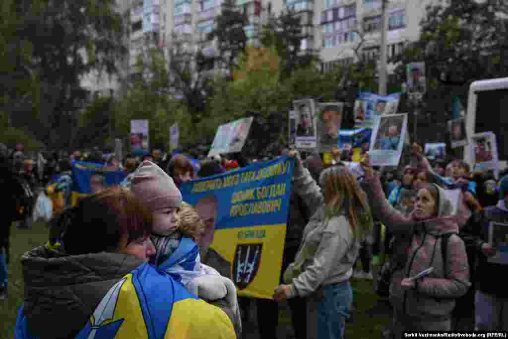 Рідні військовополонених та зниклих безвісти показують фото своїх близьких тим, кого сьогодні вдалося звільнити.Вони сподіваються, вони чекають 