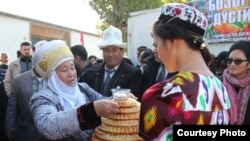 Кыргызстан менен Тажикстан жарандары чогуу өткөргөн иш-чарада тартылган сүрөт. Баткен облусу. 