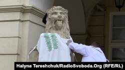 Левів біля Львівської ратуші вдягли у вишиванки