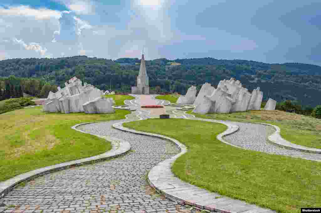 Complexul memorial Kadinjaca, a cărui realizare s-a încheiat în anul 1979, se află pe un vârf din apropierea acestei localități situate în vestul Serbiei. Acolo au luptat cu trupele naziste în noiembrie 1941 partizani din&nbsp;Posavina și Orasje și un &bdquo;batalion de muncitori&rdquo;, cu toții aflați sub comanda lui &nbsp;Andrija Đurović. În timpul luptelor, partizanii au eliberat zona din jurul orașului&nbsp;Užice integrată anterior în regiunea controlată de germani. Divizia 342 de infanterie a trupelor germane cu care au luptat era formată din peste 3000 de soldați. Chiar dacă depășiți numeric și ca putere de luptă, partizanii au rezistat șase ore ofensivei Wehrmachtului. La sfârșitul luptei muriseră aproape toți cei 400 de partizani care au luptat pentru a da timp civililor să fugă din calea ofensivei naziste.