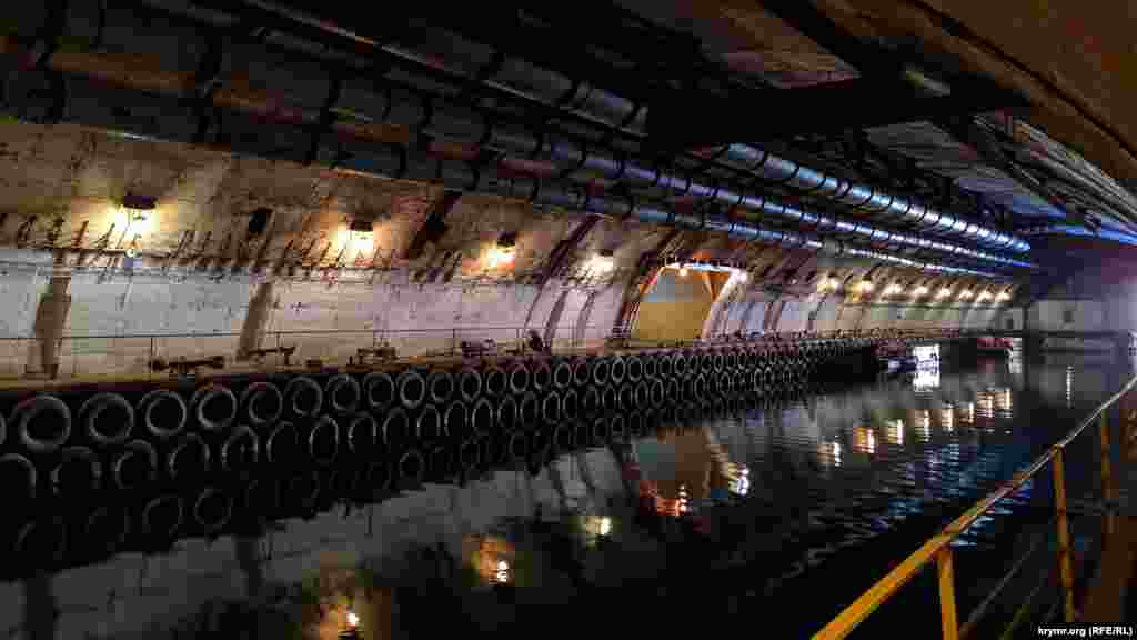 У цих величезних цехах ремонтувалися підводні човни