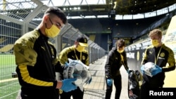 Procesul de dezinfectare a mingilor înainte de un meci de fotbal 