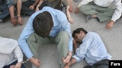 طبق گزارش مجلس شورای اسلامی آمار دانش آموزان معتاد در ايران را ۲۰ هزار نفر، و در صد معتادان زير ۲۰ سال کشور را ۱۵.۸ درصد از کل جمعيت معتادان اعلام کرده است.