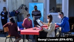 Zyrtarët duke bërë regjistrimin e popullsisë, në fshatin Vizbegovo afër Shkupit.