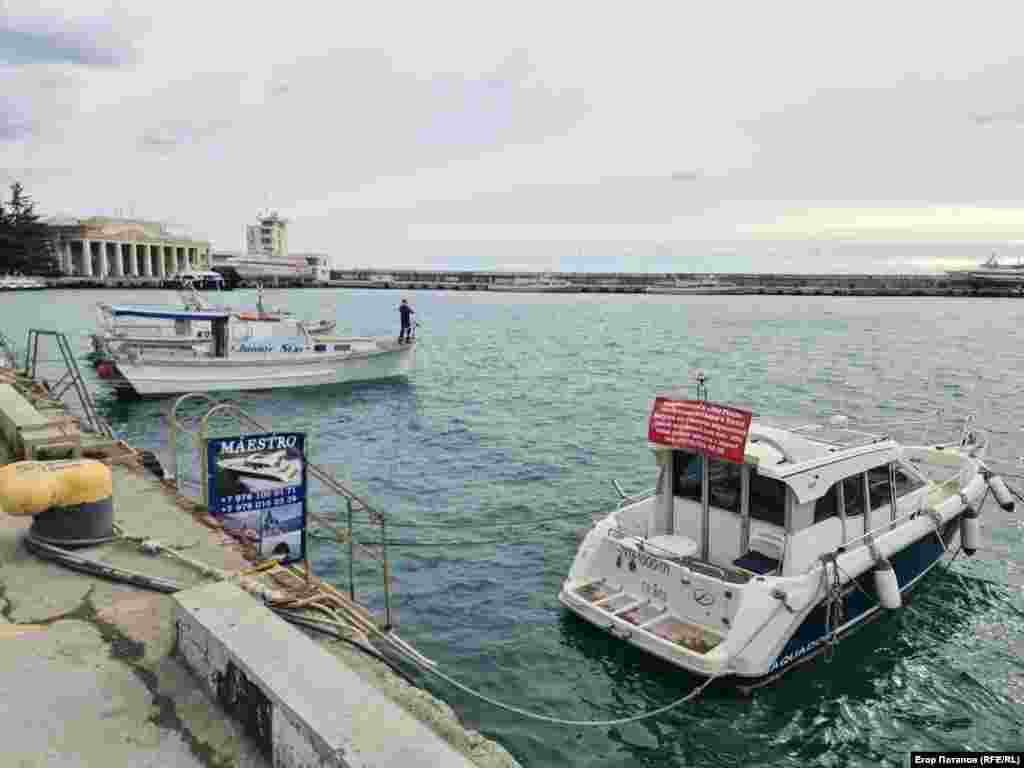 Прогулянкові катери простоюють без туристів