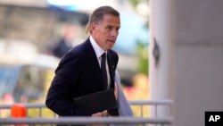 هانتر بایدن هنگام ورود به دادگاه برای شرکت در جلسه محاکمه