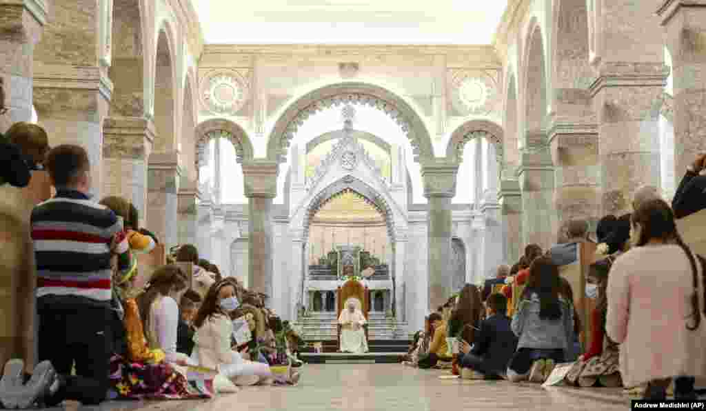 Gyerekeknek misézik Ferenc pápa a Szeplőtelen Fogantatás-templomban.