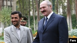 Махмуд Ахмадинеджад и Александр Лукашенко во время визита президента Беларуси в Иран. 2006 год.