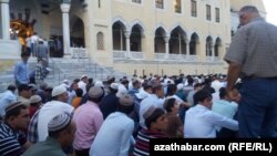 Верующие туркменские мусульмане во время утренней молитвы в мечети Ид аль-Фитр в Ашхабаде (Фото из архива)