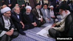 از چپ، صادق و علی لاریجانی در جلسه مسئولان جمهوری اسلامی و علی خامنه‌ای، اردیبهشت ۹۸