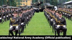 Молодих українських оіфцерів не навчають лідерству, тайменеджменту і роботі з особовим складом, кажуть у «Повернись живим»