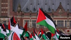 Palesztinbarát tüntetők gyülekeznek a Nemzetközi Bíróság (ICJ) közelében Hágában, Hollandiában 2024. január 12-én
