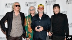 اعضای گروه آر.وی‌ام در مراسم اهدای جوایز تالار مشاهیر ترانه‌سرایان، ژوئن ۲۰۲۴