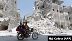 در خشونت‌های ماه‌های گذشته دست‌کم ۴۰۰ غیرنظامی کشته شده‌اند؛ در تصویر: ادلب، ۱۱ مرداد