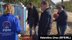Activiștii democrați din Nisporeni împărțind ajutoare