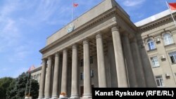 Кыргызстандын Өкмөт үйү. Бишкек.
