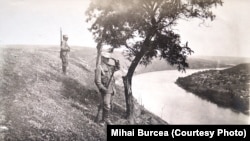 Soldați români de strajă pe malul Nistrului, 1918 