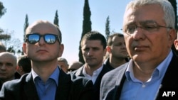 Опозиційні лідери Андрія Мандич (п) і Мілан Кнезевич під час акції протесту своїх прихильників під стінами парламенту Чорногорії, Подгориця, 15 лютого 2017 року