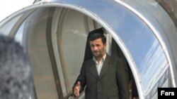 آقای احمدی نژاد در حالی وارد کاراکاس شد که هوگو چاوز، رییس جمهوری ونزوئلا در فرودگاه به استقبال وی نيامده بود.