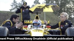 Putyin elnök egy Forma–1-es autót tesztel 2010-ben