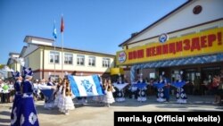 Школа, построенная в новостройке Калыс-Ордо на выделенные Китаем 2 млн долларов.