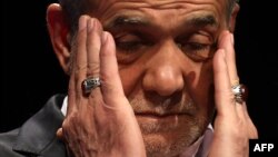 مسعود پزشکیان، کاندیدای اصلاح‌طلبان ایران، در حاشیهٔ یک سخنرانی تبلیغاتی در تهران