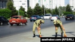 Türkmen esgerleri köçe süpürýärler, Türkmenistan