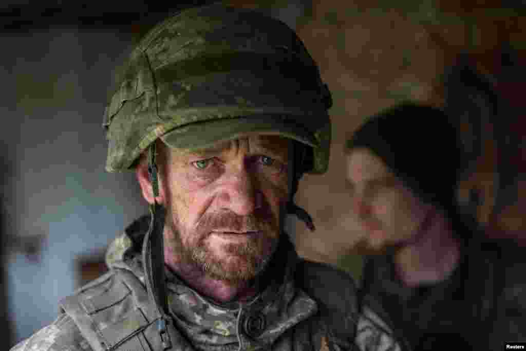 یک سرباز اوکراینی پس از بازگشت از ماموریت نظامی در نزدیکی شهر پوکروفسک در منطقهٔ دونتسک، مقابل دوربین ژست می‌گیرد