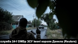Військовослужбовці 24-ї механізованої бригади їдуть на військовій машині у прифронтовому місті Костянтинівка Донецької області, Україна, 19 вересня 2025 року