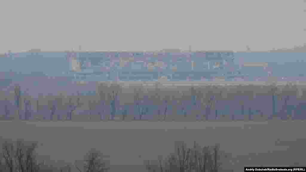 Руїни нового терміналу Донецького аеропорту, до ДАПу звідси майже 7 кілометрів