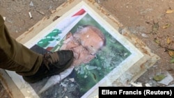 Demonstrant gazi sliku libanskog predsednika Michaela Aouna, 8. avgust 2020. 