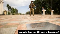 კიევში, სიმამაცის ხეივანში, გაიხსნა პოლონეთის პრეზიდენტის, ანჯეი დუდას სახელობის ფილა, მისი ვიზიტის აღსანიშნავად. 23 აგვისტო, 2022 წელი. 