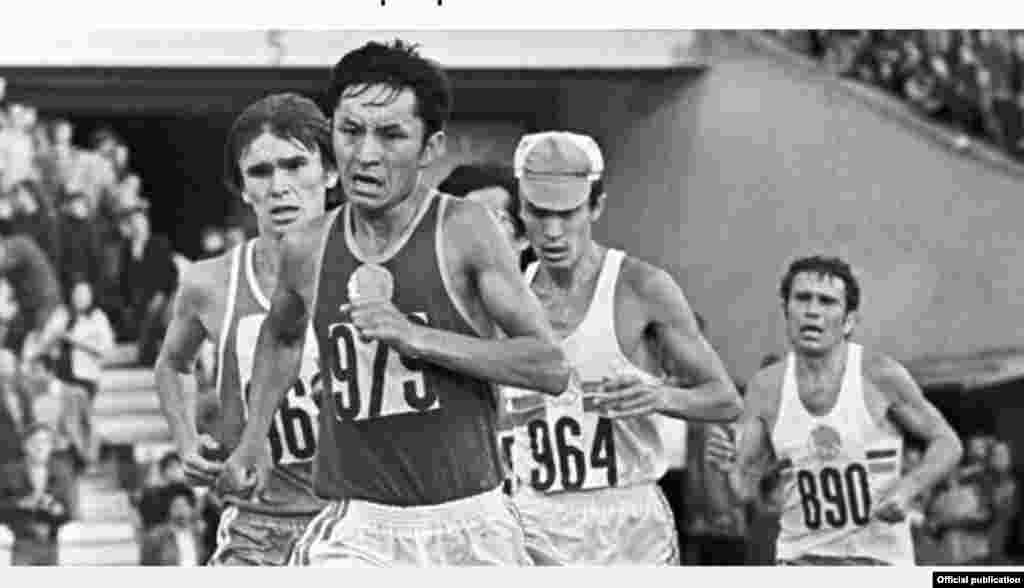 Москва Олимпиадасында 42 чакырым, 195 метр марафондук жарышта 43 өлкөнүн жеңил атлеттери күч сынашкан. (Сүрөттөр Жаштар иштери, дене тарбия жана спорт агенттигине таандык).