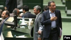 مجلس اصول‌گرا، رضا فرجی دانا را پس از ۹ ماه وزارت، استیضاح کرد و پس از آن به دو گزینه پیشنهادی روحانی برای وزارت علوم، رأی عدم اعتماد داده است.