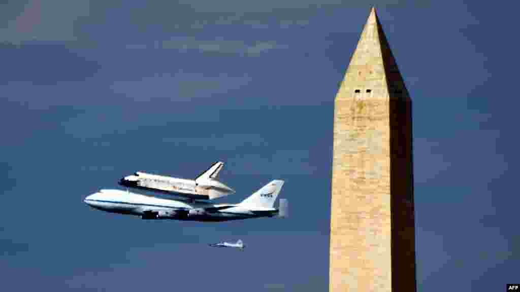 Американский космический челнок &quot;Дикавери&quot; на грузовом самолете НАСА над монументом Джорджа Вашингтона в столице США 17 апреля. &quot;Дискавери&quot; привезли из Космического центра имени Кеннеди во Флориде для показа в Музее национальной авиации и космонавтики в Вашингтоне. (AFP/Младен Антонов) 