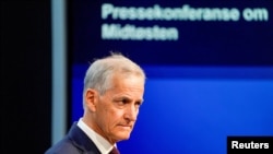 Jonas Gahr Støre miniszterelnök oslói sajtótájékoztatója