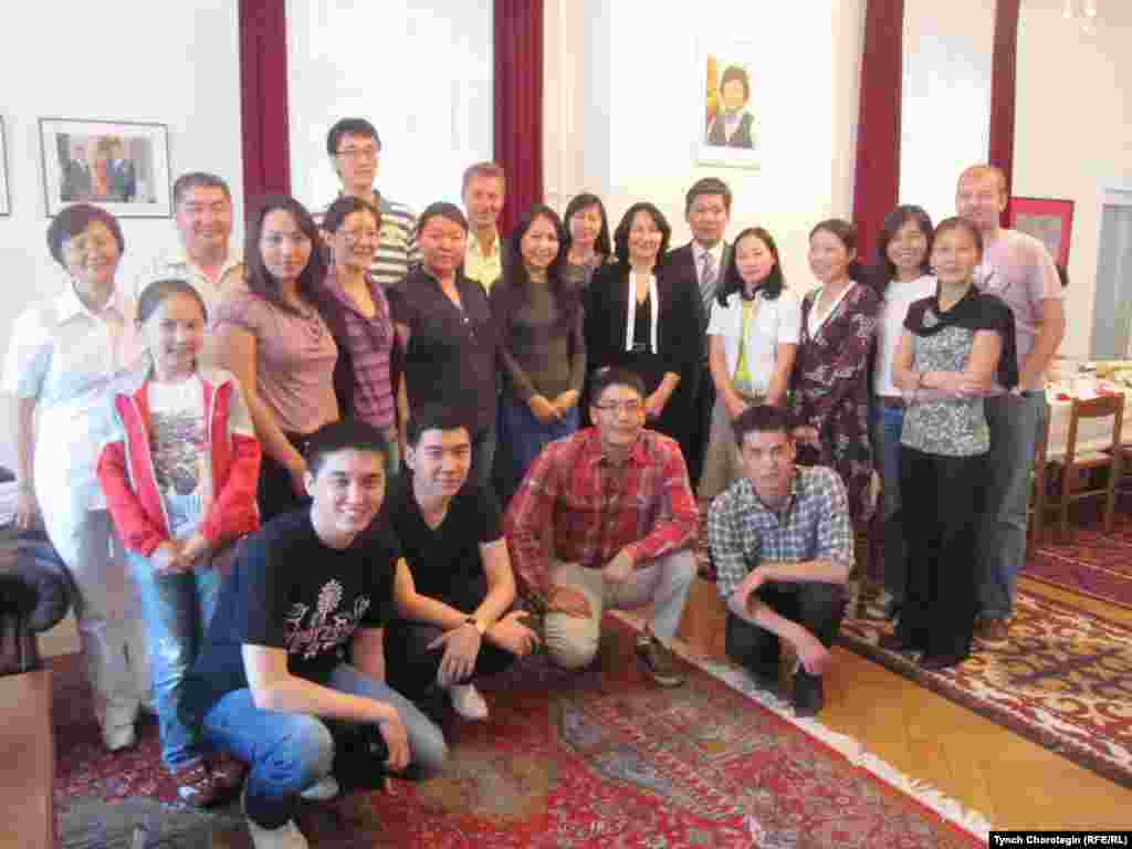 Часть участников вечера. - Поминальный вечер, посвященный жертвам трагических событий на юге Кыргызстана в июне 2010 г., был проведен 10 июня 2011 г. в Кыргызском посольстве в г.Берлин (ФРГ). Фото Т.Чоротегина. Радио “Азаттык”. 