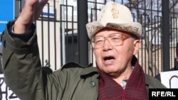 Топчубек Тургуналиев "Азаттык" үналгысын колдогон нааразылык жыйынында. 15.03.2010.