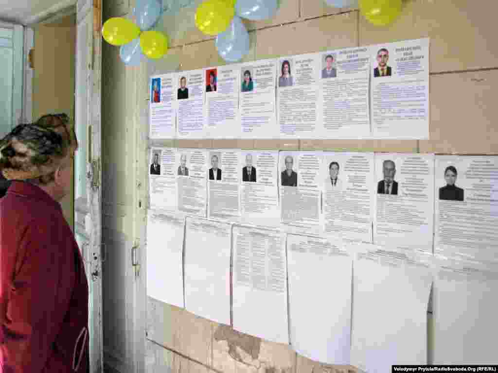 За місцевими виборами спостерігають 1913 офіційних спостерігачів від всеукраїнських громадських організацій, у тому числі 1151 – від Громадянської мережі «Опора», 645 – від Комітету виборців України, 117 – від громадської організації «Фронт Змін». Сімферополь, 31 жовтня