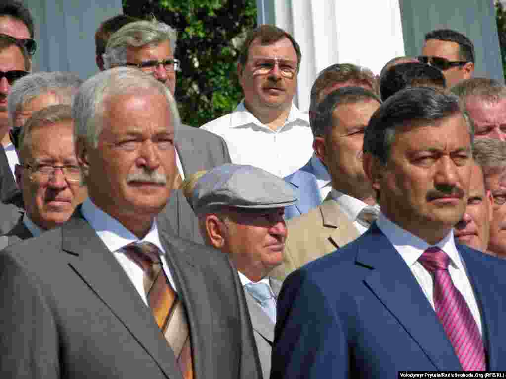 Мер Москви Юрій Лужков тримається позаду, на другому плані; попереду спікер Державної думи Росії Борис Гризлов і голова Ради міністрів Криму Василь Джарти