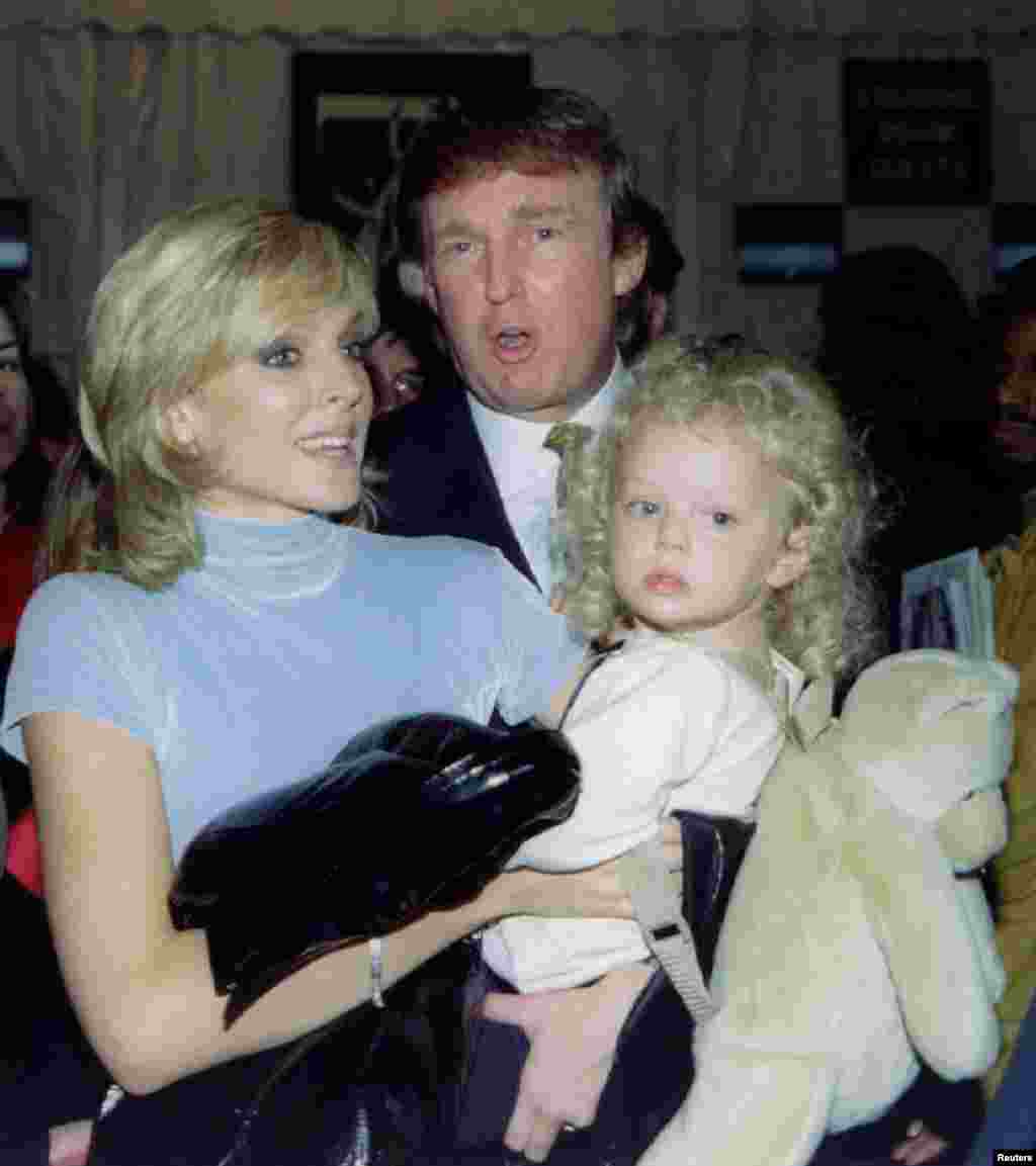 Trump and Marla Maples împreună cu fiica lor Tiffany în 1995. Cuplul a divorțat în 1999.