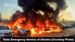 Автомобили горат како резултат на рускиот напад врз регионот Киев, Украина, 20 септември 2025 година