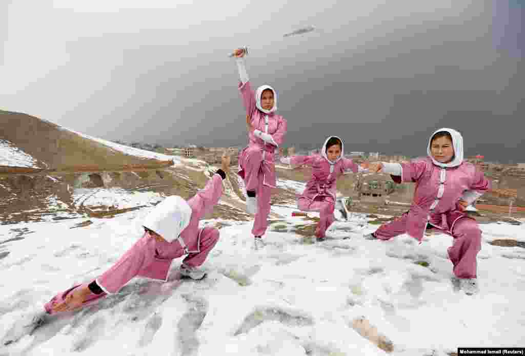 Седумнаесетгодишната Ханифа Дости и три ученички од клубот Шаолин Вушу ги покажуваат своите вештини пред другите ученици. (Кабул, 29 јануари 2017 година)