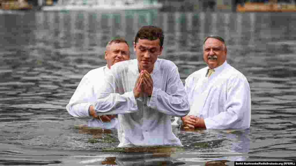 Пастор запитує: &laquo;Чи віруєте ви в Господа Ісуса Христа як у свого особистого Спасителя?&raquo;, &laquo;Чи обіцяєте служити Йому до кінця свого життя?&raquo;. При відповіді: &laquo;Так&raquo; служитель проголошує: &laquo;На основі твоєї віри та обіцянки хрещу тебе у воді в ім&rsquo;я Отця, Сина і Святого Духа. Амінь&raquo;, а потім на мить повністю занурює людину у воду