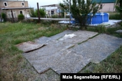 ნანას სახლი პირდაპირ უყურებს ხევს, სადაც წყალი გუბდება ძლიერი წვიმის დროს