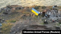 Українські бійці встановлюють державний прапор на острові Зміїний в Чорному морі (Одеська область). Фото опубліковане 7 липня 2022 року
