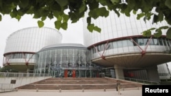 ЕСПЧ всегда выносит решение о запрете экстрадиции. Согласно правилу №39 регламента суда, экстрадиция лица, находящегося в Евросоюзе под защитой по политическим мотивам, невозможна ни при каких обстоятельствах